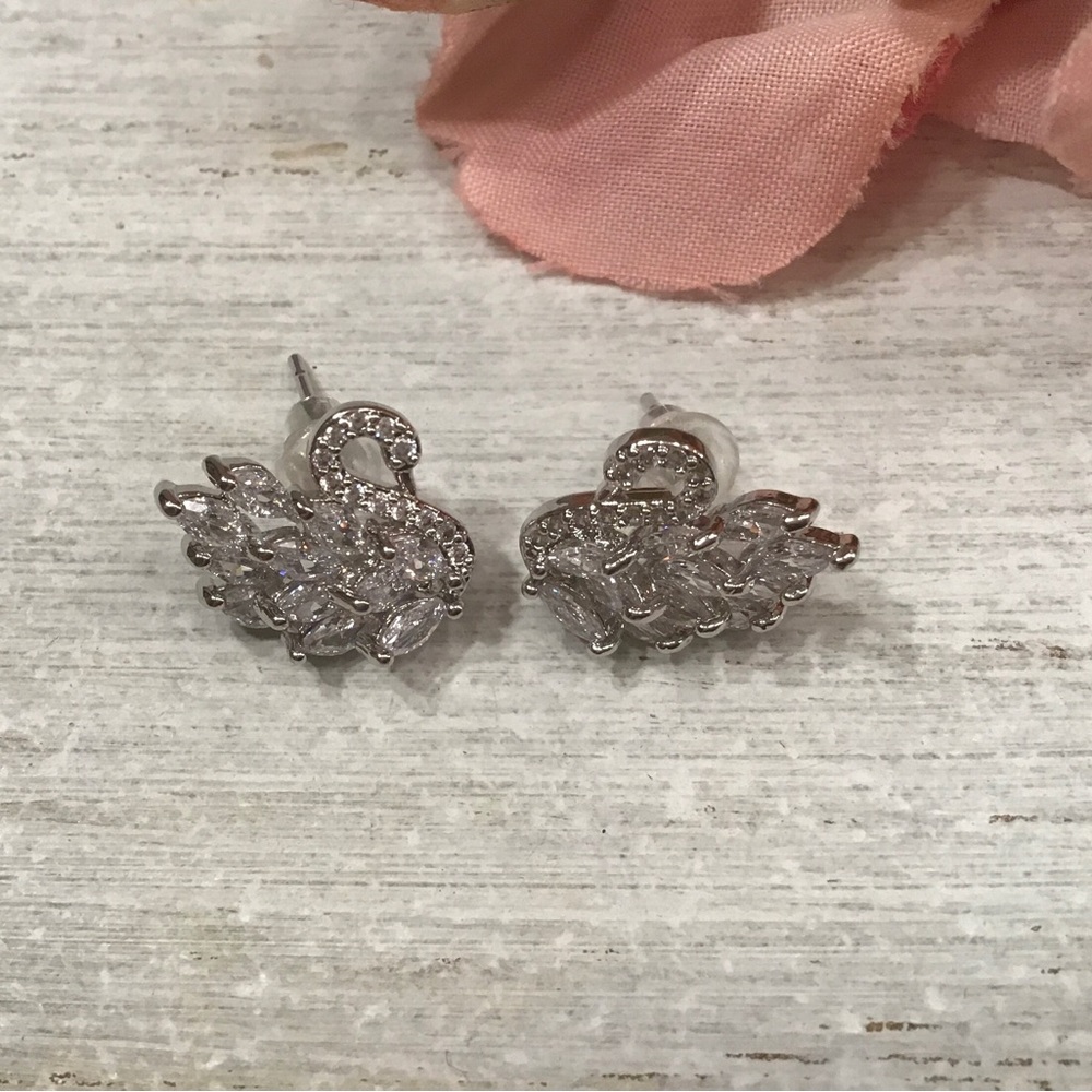 🎱[2/$36.00]🎱 Swan Earrings